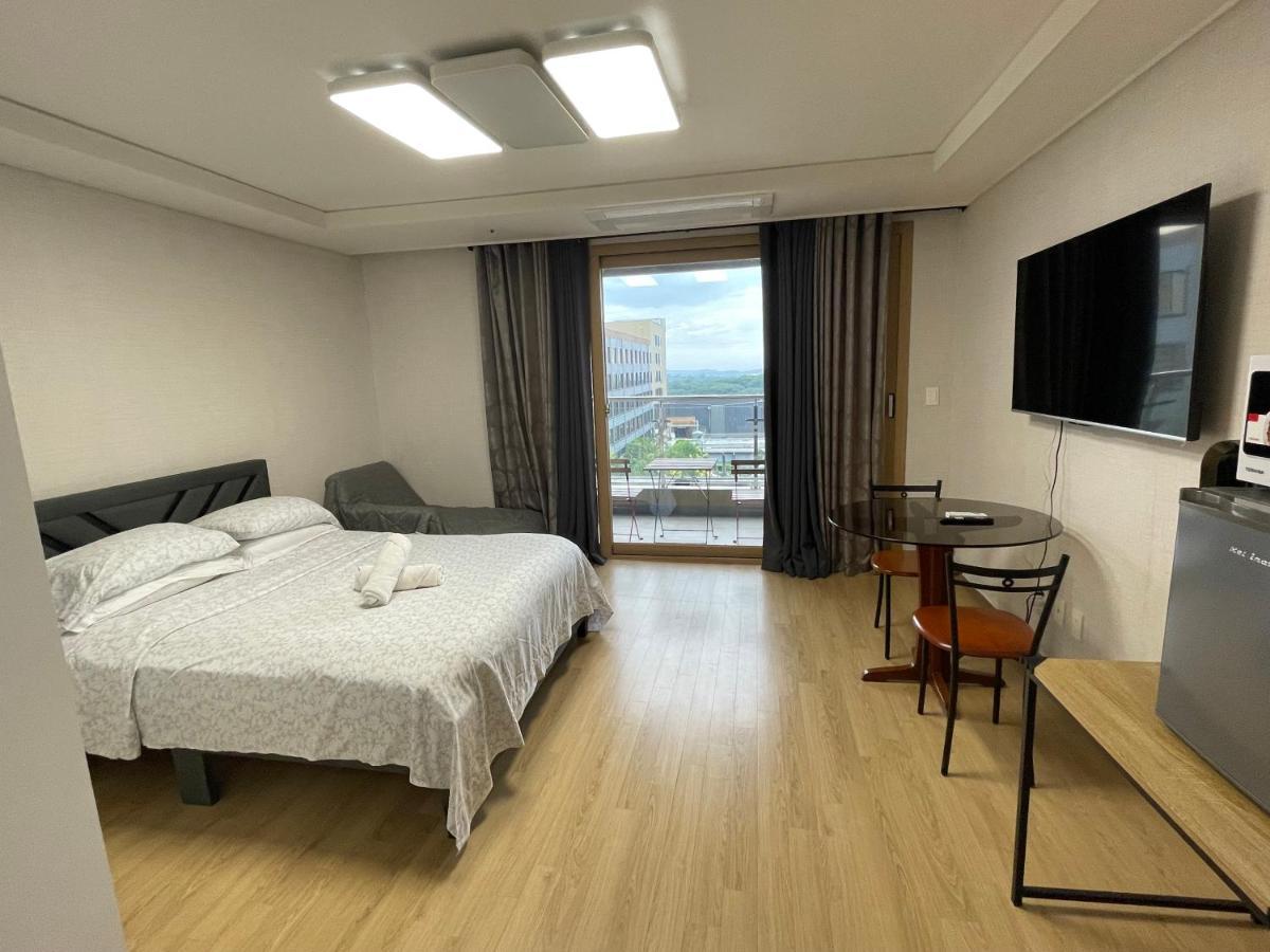Spacious Luxury Condo W/ Kitchen Beside Hilton Clark D'Heights Angeles Kültér fotó