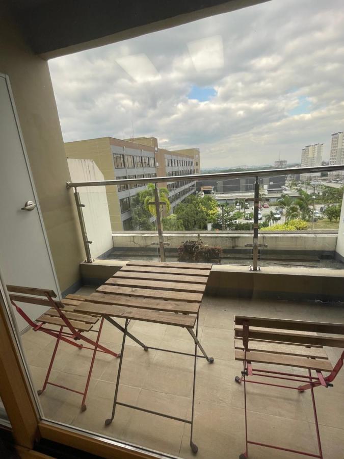 Spacious Luxury Condo W/ Kitchen Beside Hilton Clark D'Heights Angeles Kültér fotó