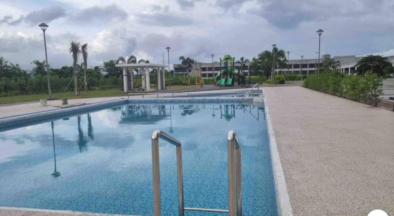 Spacious Luxury Condo W/ Kitchen Beside Hilton Clark D'Heights Angeles Kültér fotó
