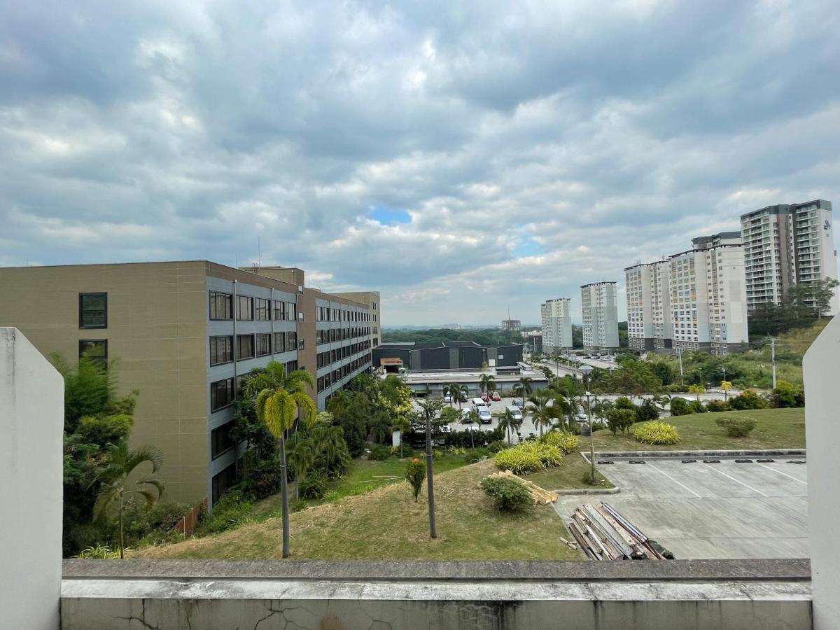 Spacious Luxury Condo W/ Kitchen Beside Hilton Clark D'Heights Angeles Kültér fotó